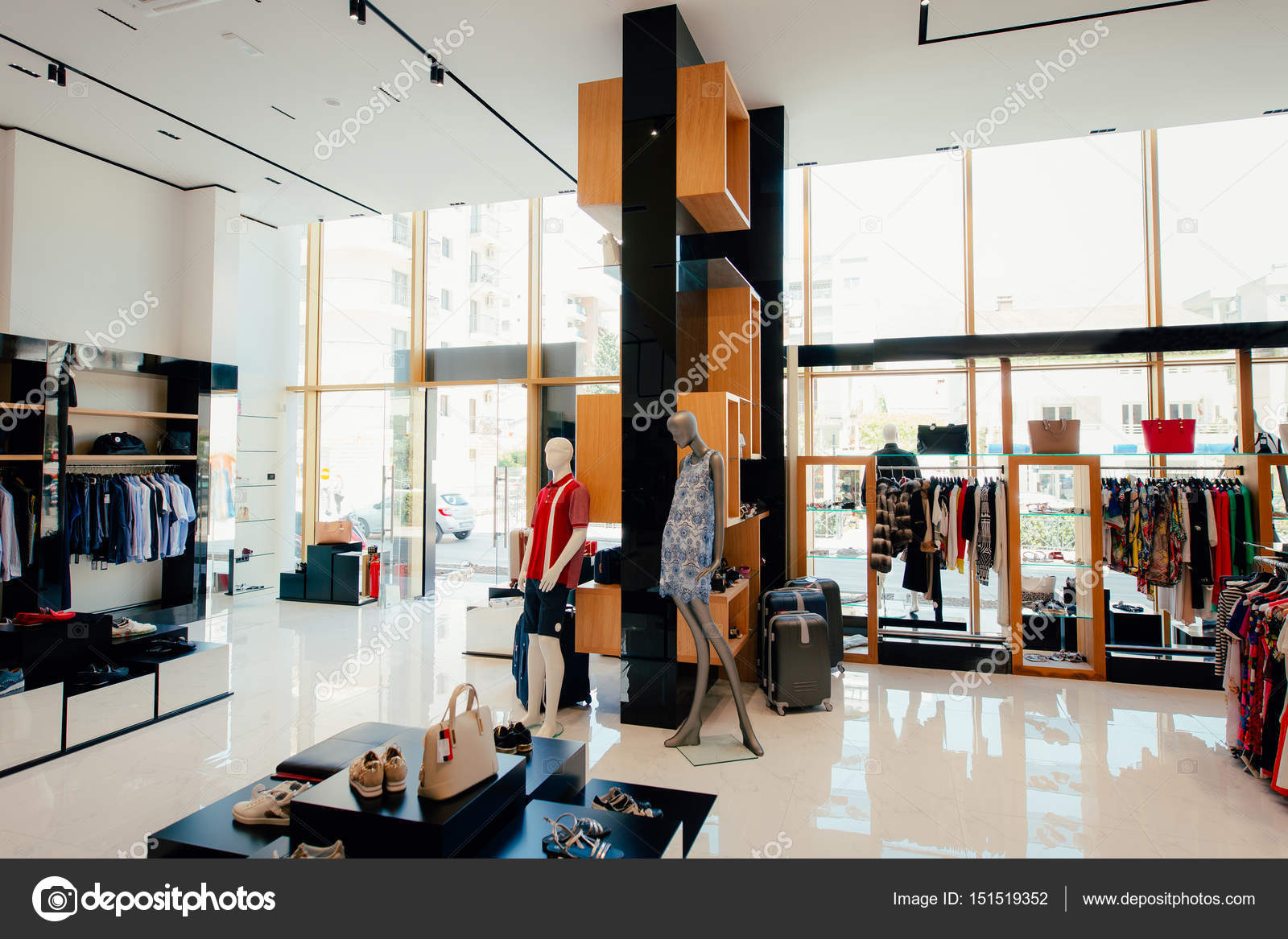Interieur van een kledingzaak. Kleding voor mannen en vrouwen op de ... Interieur van een kledingzaak. Kleding voor mannen en vrouwen op de ...