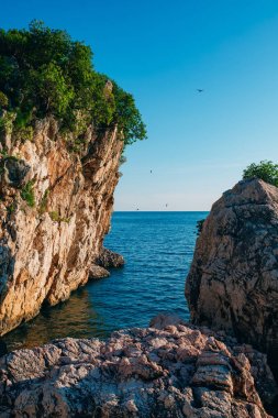 Karadağ'daki deniz buzlu. Kayalık sahil. Vahşi plaj. Dangero