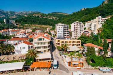 Yerleşim Rafailovici, Budva Riviera, Karadağ. Sahillerinin