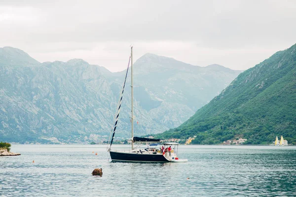 Iates, barcos, navios na Baía de Kotor — Fotografia de Stock