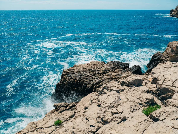 Pedras no mar em Montenegro. Costa rochosa. Praia selvagem. Dangero. — Fotografia de Stock