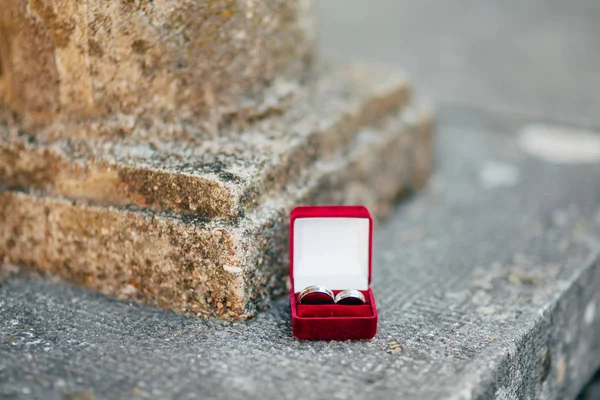 Anéis de casamento em uma caixa vermelha para anéis — Fotografia de Stock