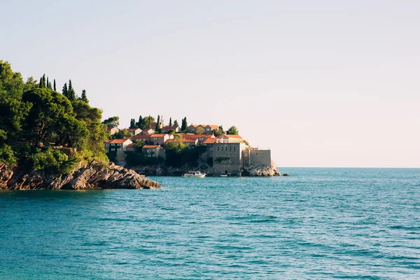 Ilha de Sveti Stefan fechar ao pôr-do-sol. Montenegro, a Adria — Fotografia de Stock