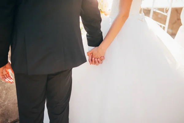 Menyasszony és vőlegény kéz a kézben — Stock Fotó