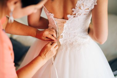 Anne düğmesini yukarı gelin elbise