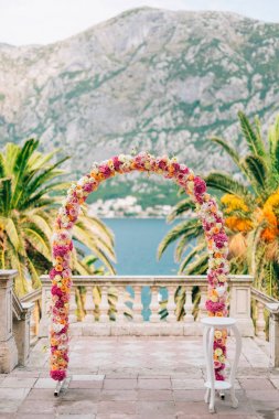 Arch ortancaları ve gül düğün. Düğün töreni ba