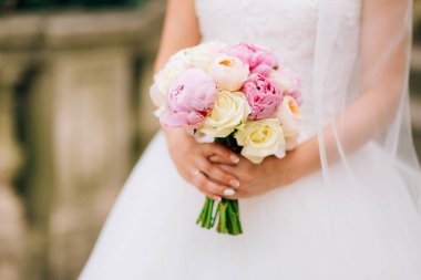 Düğün gül ve peonies gelinin elinde. İçinde düğün