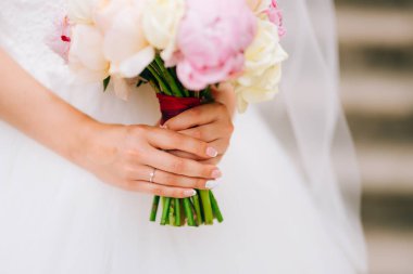 Düğün gül ve peonies gelinin elinde. İçinde düğün