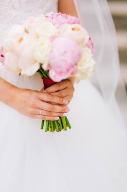 Düğün gül ve peonies gelinin elinde. İçinde düğün
