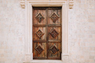 Eski sarı, kahverengi, kırmızı kapı. Ahşap doku