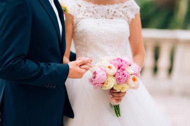 Düğün gül ve peonies gelinin elinde. İçinde düğün