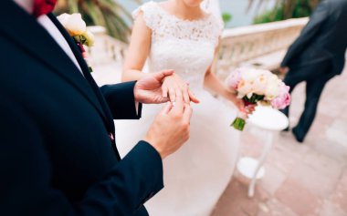 Bir düğünde gelinin parmağında bir yüzük Damat Giydir