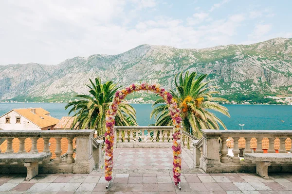 Bröllop Arch av hortensia och rosor. Vigseln i Ba — Stockfoto
