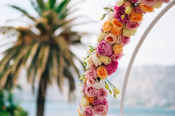 Wedding Arch of hydrangeas and roses. Wedding ceremony in the Ba — Stock Photo, Image