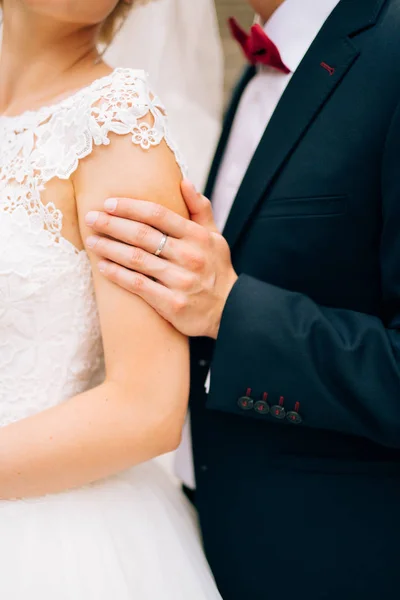 Las manos de los recién casados con anillos — Foto de Stock