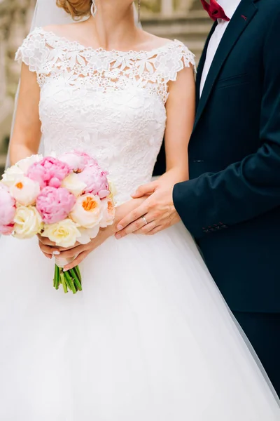 Brautrosen und Pfingstrosen in den Händen der Braut. Hochzeit in — Stockfoto