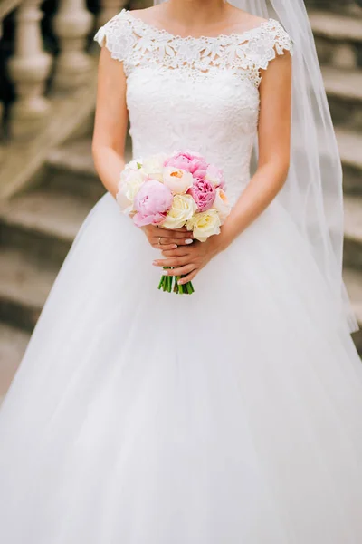 Bruiloft rozen en pioenrozen in de handen van de bruid. Bruiloft in — Stockfoto
