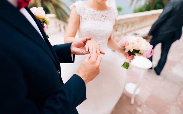 新郎は結婚式で花嫁の指にリングをドレスします。 — ストック写真