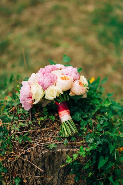 Rosas de casamento e peônias em um toco com hera. Casamento em Monten — Fotografia de Stock