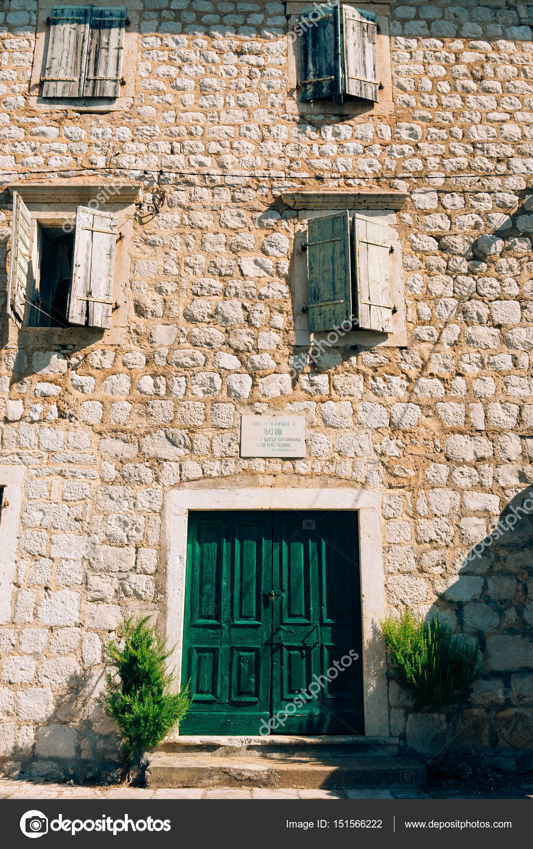 Puertas verdes. Textura de madera. Antigua pintura shabby, irradiada