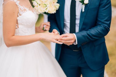 Bir düğünde gelinin parmağında bir yüzük Damat Giydir