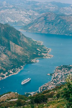 Kotor Körfezi tepelerden. Mount Lovcen için bay göster