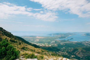 Lovcen Tivat dağ manzarası. Tivat Havaalanı. Lustica Penins