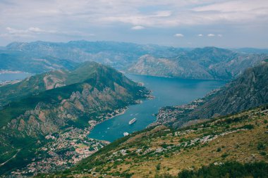 Kotor Körfezi tepelerden. Mount Lovcen için bay göster