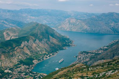 Kotor Körfezi tepelerden. Mount Lovcen için bay göster