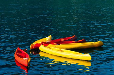 Kayaks suda demirli. Boş kayaks insanlar olmadan. İçinde