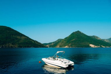 Kotor Körfezi bota. Karadağ, Adriyatik su