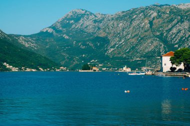Eski şehir, Perast Kotor Koyu'ndaki, Karadağ kıyısında. İnci