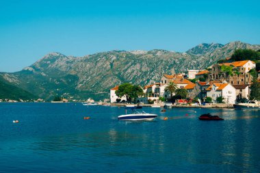 Eski şehir, Perast Kotor Koyu'ndaki, Karadağ kıyısında. İnci