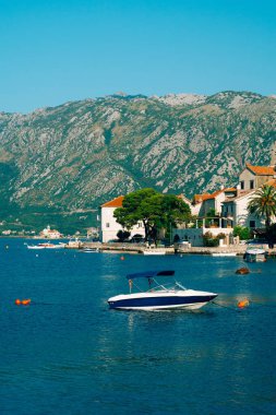 Eski şehir, Perast Kotor Koyu'ndaki, Karadağ kıyısında. İnci