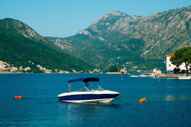 Eski şehir, Perast Kotor Koyu'ndaki, Karadağ kıyısında. İnci