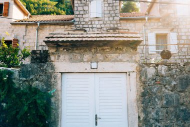 Eski beyaz kapılar. Ahşap doku