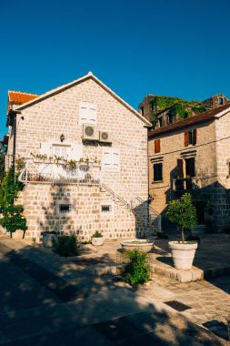 Turuncu bir döşenmiş çatı ev. Hırvatistan ve Monteneg evleri