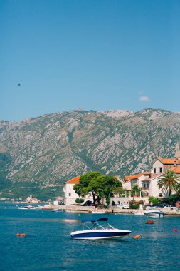 Eski şehir, Perast Kotor Koyu'ndaki, Karadağ kıyısında. İnci