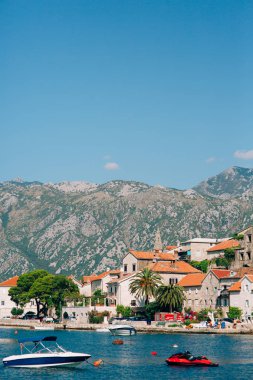 Eski şehir, Perast Kotor Koyu'ndaki, Karadağ kıyısında. İnci