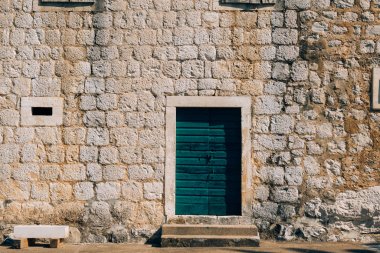 Yeşil kapı. Ahşap doku. Eski püskü, ışınlanmış boya.