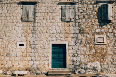 Yeşil kapı. Ahşap doku. Eski püskü, ışınlanmış boya.