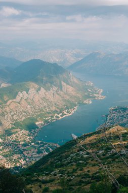 Kotor Körfezi tepelerden. Mount Lovcen için bay göster