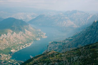 Kotor Körfezi tepelerden. Mount Lovcen için bay göster