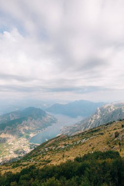 Kotor Körfezi tepelerden. Mount Lovcen için bay göster
