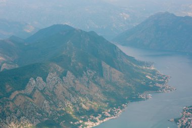 Kotor Körfezi tepelerden. Mount Lovcen için bay göster