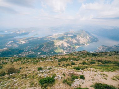 Kotor Körfezi tepelerden. Mount Lovcen için bay göster