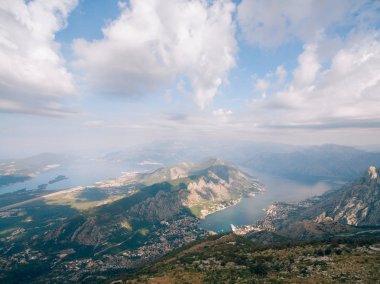 Kotor Körfezi tepelerden. Mount Lovcen için bay göster