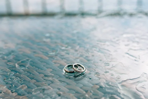 Anéis de casamento na janela à chuva. Gotas no vidro. Tes — Fotografia de Stock