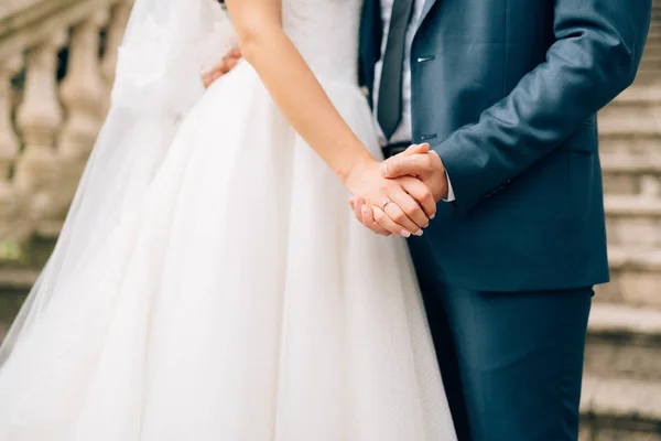 新婚夫婦は手をつないでください。手を繋いでいるカップル。モンテカルロの結婚式 — ストック写真