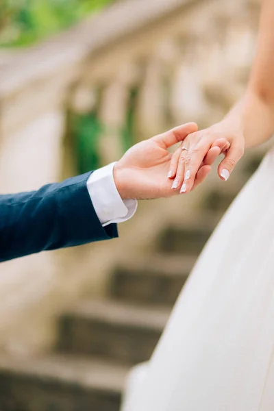 新婚夫婦は手をつないでください。手を繋いでいるカップル。モンテカルロの結婚式 — ストック写真